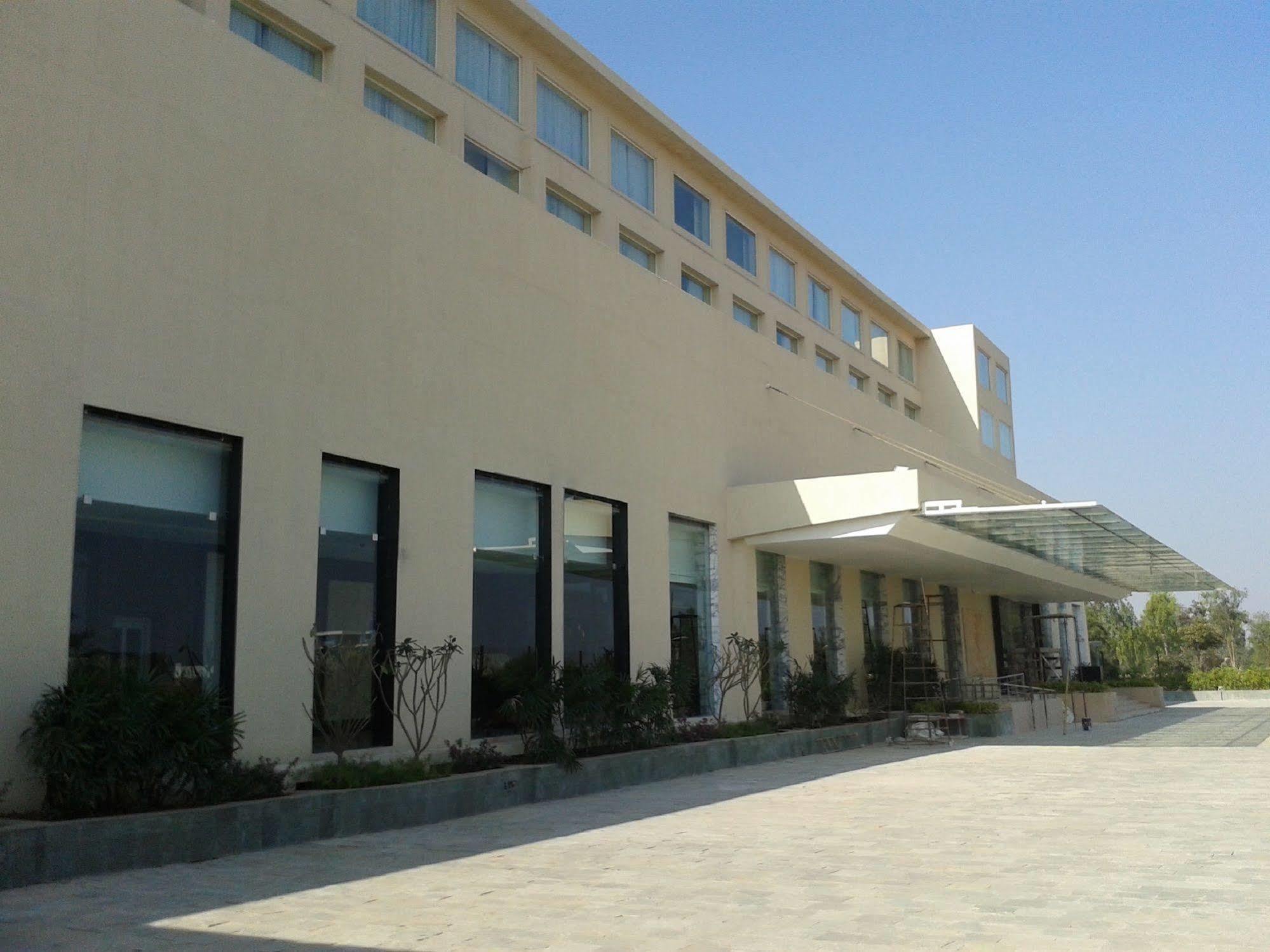 Courtyard By Marriott Bilaspur Экстерьер фото